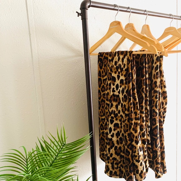 ‘‘𝙻𝚎𝚘𝚙𝚊𝚛𝚍𝚜 𝚒𝚗 𝙻𝚘𝚟𝚎’’ - Picture 4 of 6